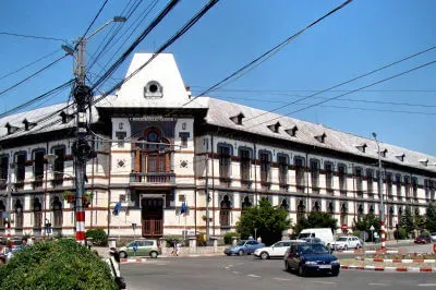 Repräsentatives Gebäude in Târgu Jiu Großes weißes Gebäude an einer Straßenkreuzung mitten in Târgu Jiu