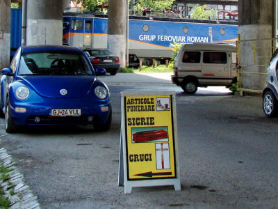 Sargtischlerei mit blauem Auto in Rumänien
