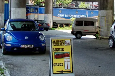 Sargtischler in Rumänien Sargtischlerei mit blauem Auto in Rumänien