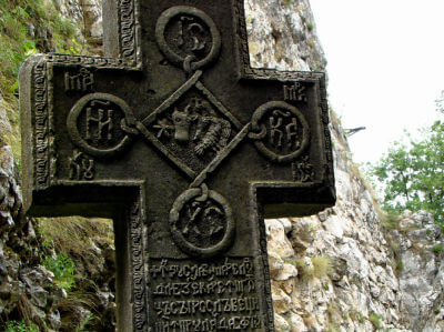Kreuz am Eingang zur Burg Bran