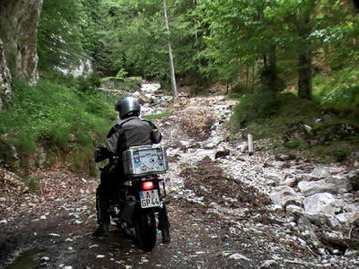 Motorrad steht an Flußlauf abseits der Straße in einer wunderschönen Schlucht bei der Dâmboviciaora-Höhle
