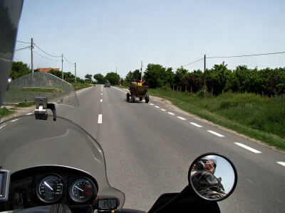 Motorrad fährt Auf Landstraße in Rumänien