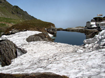 Am Scheitelpunkt der Transfagarasan beim Gletschersee Balea Lac mit Schnee