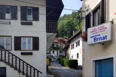 Das Zentrum von Kobarid. Das Zentrum von Kobarid, gepflasterte Gassen.