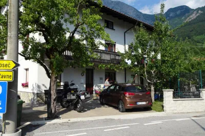 Im Guesthouse Rooms Pri Lovrižu werden wir von Monika überaus freundlich empfangen. Die Unterkunft ist wärmstens zu empfehlen. Motorrad und Auto parken vor Unterkunft in Drežnica