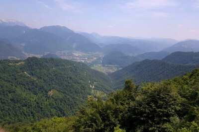 Blick weit hinunter ins Soča-Tal. Eine wunderschöne Berglandschaft.