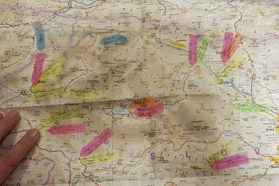 Die grobe Tourplanung läuft bei uns noch immer ganz old school. Eine Straßenkarte von Slowenien ist mit Dutzenden beschrifteten Markern beklebt, die Sehenswertes kennzeichnen.