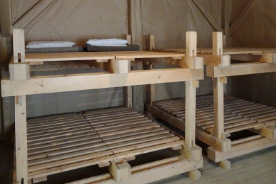Holzstockbetten, für die Verwundeten
