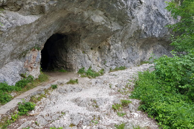 Tunnelöffnung im Fels. Durch den Tunnel und später über einen Fußpfad gelangt man zur zerstörten Hermannfestung.