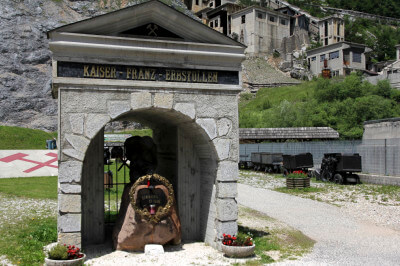 Denkmal an ein Unglück vor dem Stollen-Eingang der Cave del Predil