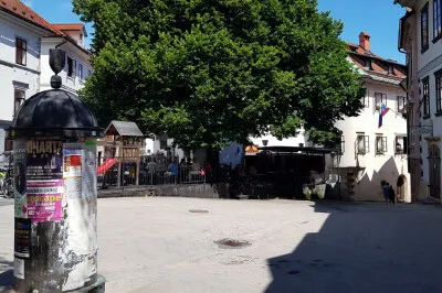 Ein Platz mit Litfasssäule im Stadtkern, der touristische Trubel fehlt hier ganz - sehr sympatisch. Platz mit Litfasssäule