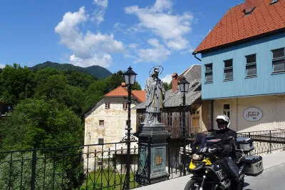 Mit dem Motorrad auf der Kapuzinerbrücke. Gott sei Dank trägt sie heute beidseits ein Geländer, so dass wir nicht wie der Erbauer vor 600 Jahren in den Fluss kippen können. Blick von der Kapuzinerbrücke