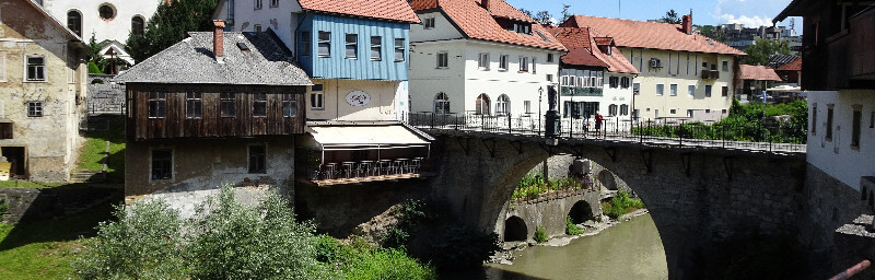 Brücke und jahrhunderte alte Häuser in Skofja Loka
