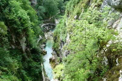Die Tolminer Klamm leuchtet grün in allen Farbschattierungen, während das Wasser sich ein Battle mit dem Darüber liefert und in allen erdenklichen Farben von Türkis strahlt. Grüne Schlucht, türkisfarbenes Wasser, schroffe Felsen