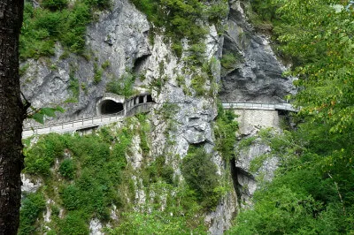 Auf einer reichlich einspurigen Straße tasten wir uns den Berg hinauf bis zum Weiler Zadlaz-Cadrg. Einspurige Straße