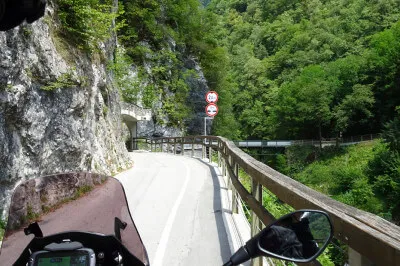 Auf einer reichlich einspurigen Straße tasten wir uns den Berg hinauf bis zum Weiler Zadlaz-Cadrg. Einspurige Straße