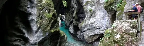 Die Tolminer Klammen. Die Region um Tolmin wird wegen ihrer Vielzahl an Gewässern und Wasserfällen Land des lebendigen Wassers genannt. Dieses Wasser in Türkis! Welche eine Farbe! Schlucht, Klamm, türkisfarbenes Wasser