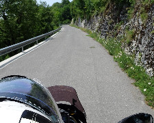Straße vom Motorrad aus fotografiert