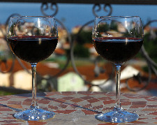 Zwei volle Rotweingläser auf Tisch