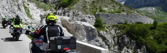Wir waren nicht wirklich alleine auf dem Mangart-Pass. Trotzdem Nummer 1 auf der To-Do-Liste. Mehrere Motorradfahrer mit BMW GS bei der Auffahrt zum Mangart-Sattel.