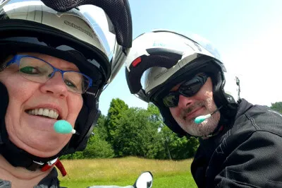 Modische Spülschwamm-Farben für die Mikrofone sind in. Zwei Motorradfahrer mit Helmen