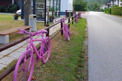 Überall in Kobarid: pinkfarbene Fahrräder