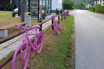 Überall in Kobarid sind pinkfarben lackierte Fahrräder und Fahrradzubehörteile angebracht. Aus welchem Grund bleibt ein Rätsel. Überall in Kobarid: pinkfarbene Fahrräder
