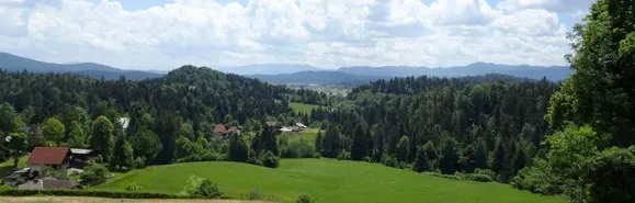 Egal, in welcher Region Sloweniens wir uns befinden, die Straßen sind immer ein Leckerbissen für jeden Motorradfahrer. Landschaft, Hügel. Straße