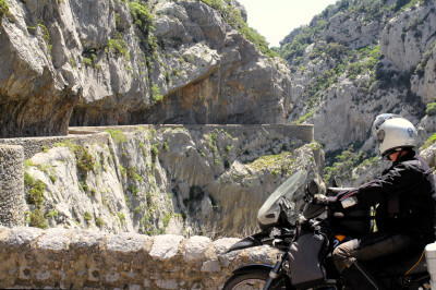 Motorradfahre schaut auf den Straßenverlauf der Schlucht Gorges de Galamus