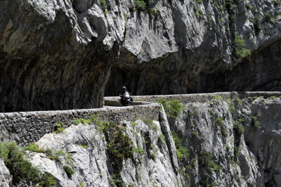 Motorrad fährt auf enger Straße durch die Schlucht Gorges de Galamus