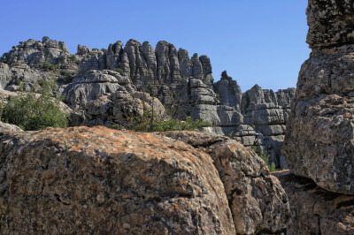 Steile Felsnadel und Steinquader im Felsengebiet El Torcal