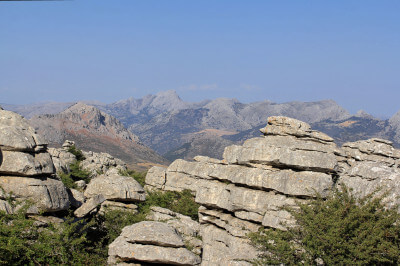 Panoramablick vom Nationalpark El Torcal auf die anderen Berge