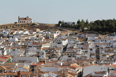 Panoramablick auf die Dächer von Antequera