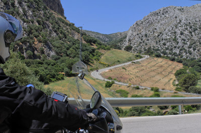 Motorradfahrer blickt in die bergige Landschaft auf dem Weg nach Antequera.