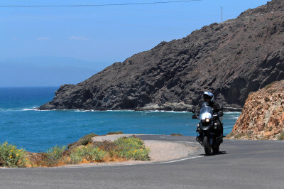 Motorrad fährt auf kurviger Küstenstraße am Cabo de Gata
