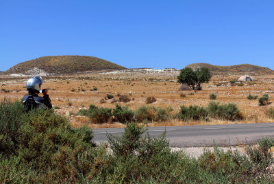 Halbwüstenartige Steppe mit Hügel im Hintergrund