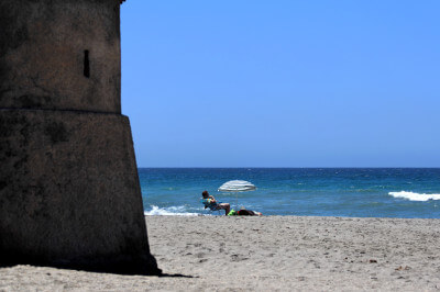 Strand mit Liegestuhl am Cabo de Gata