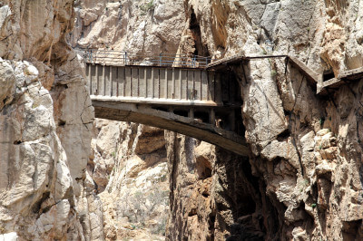 Blick auf die Brücke am Königspfad Camenito del Rey in der Schlucht El Chorro