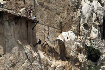 Touristen seilen sich ab am Klettersteig des Camenito del Rey