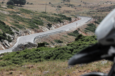 Landstraße in kargem Umfeld mit Motorrad in der Sierra de Grazalema
