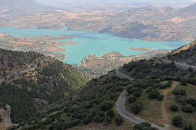 Blick vom Berg auf den im Tal liegenden Zahara-Stausee