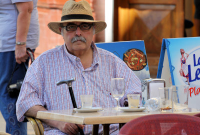 Portraitaufnahme eines Mannes in einem Kaffee in Ronda