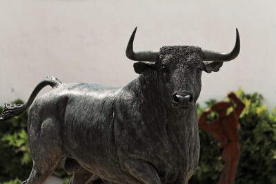 Skulptur eines Stieres vor Stierkampfarena in Ronda