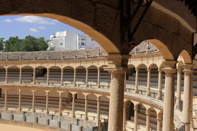 Innenraum der Stierkampfarena mit Säulen und Tribüne in Ronda