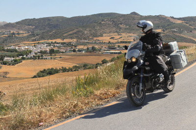 Motorrad in der kargen Landschaft Richtung Ronda