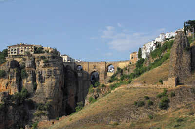 Blick auf die Tajo-Brücke und Ronda oben auf dem Hügel