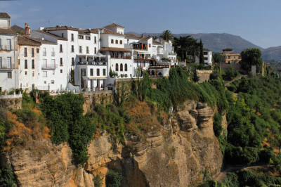 Häuser stehen direkt am klippenartigen Fels in Ronda