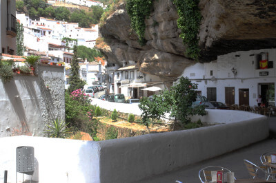 Dorf unter Felsüberhang gebaut - Setenil de las Bodegas