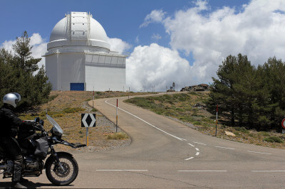 Motorrad steht an der Einfahrt zum Eingang des Observatoriums Calar Alto