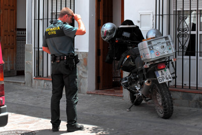 Ein Polizist der Guardia Civil begutachtet ein Motorrad